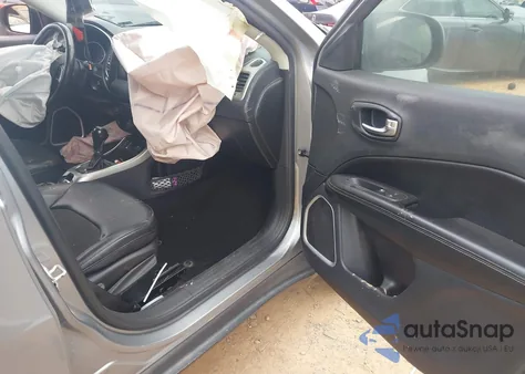 2021 Jeep Compass Latitude Fwd z USA, uszkodzony, nr VIN 3C4NJCBB8MT527053